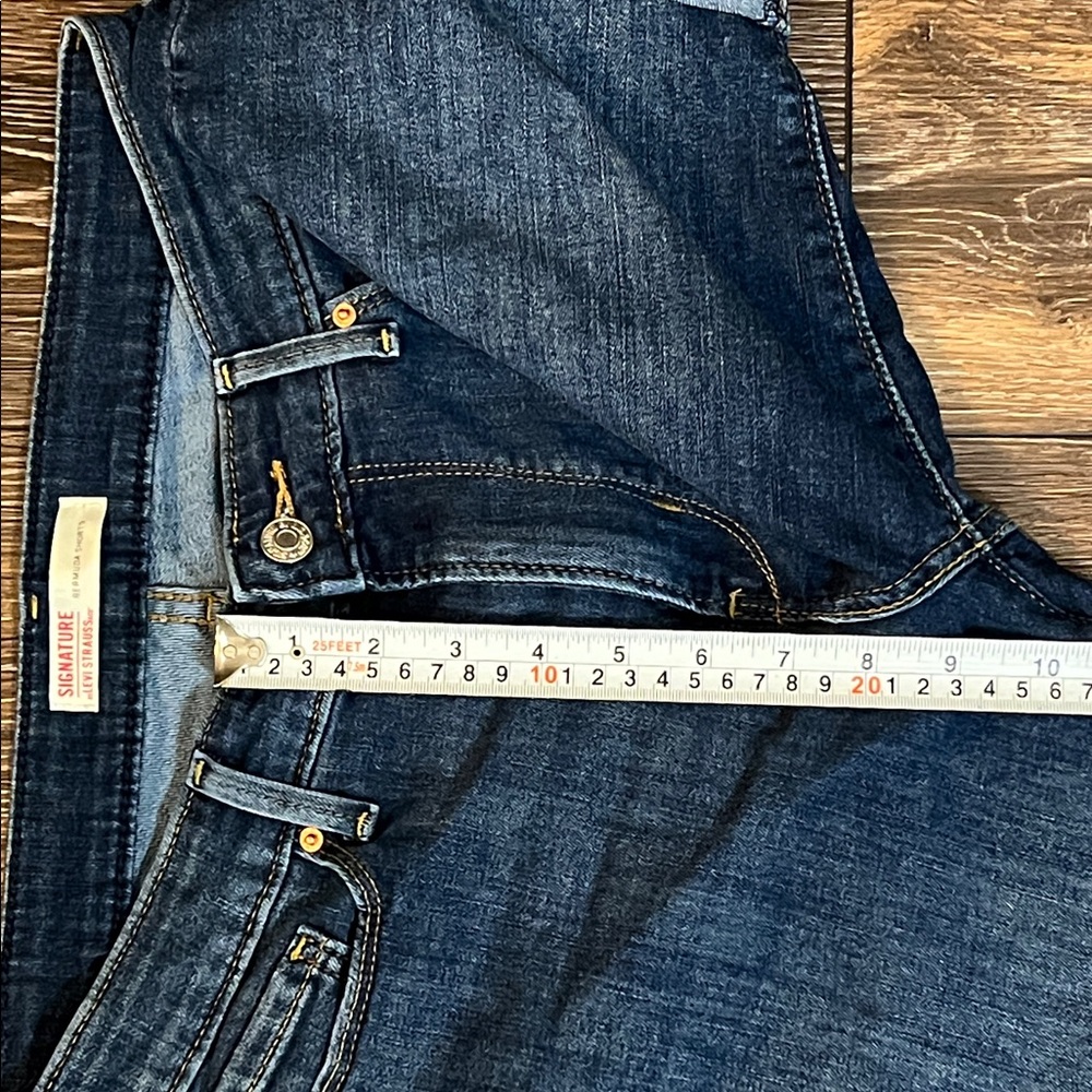 Signature by Levi's Strauss Women's Bermuda Shorts Size 8 W29 Blue Denim - Picture 12 of 13
